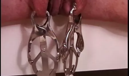 Il baise une fille avec sex film vintage de l'huile et des gencives dans le vagin.